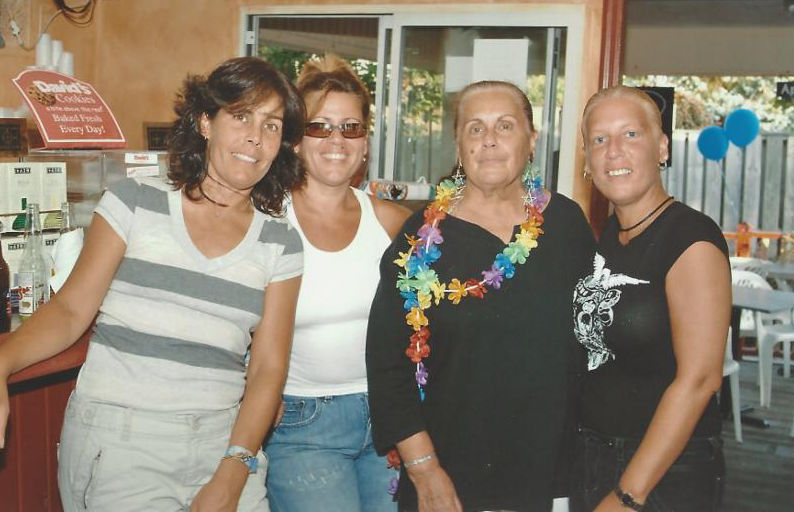 Photo of Dawn, her mother, and two of her sisters.